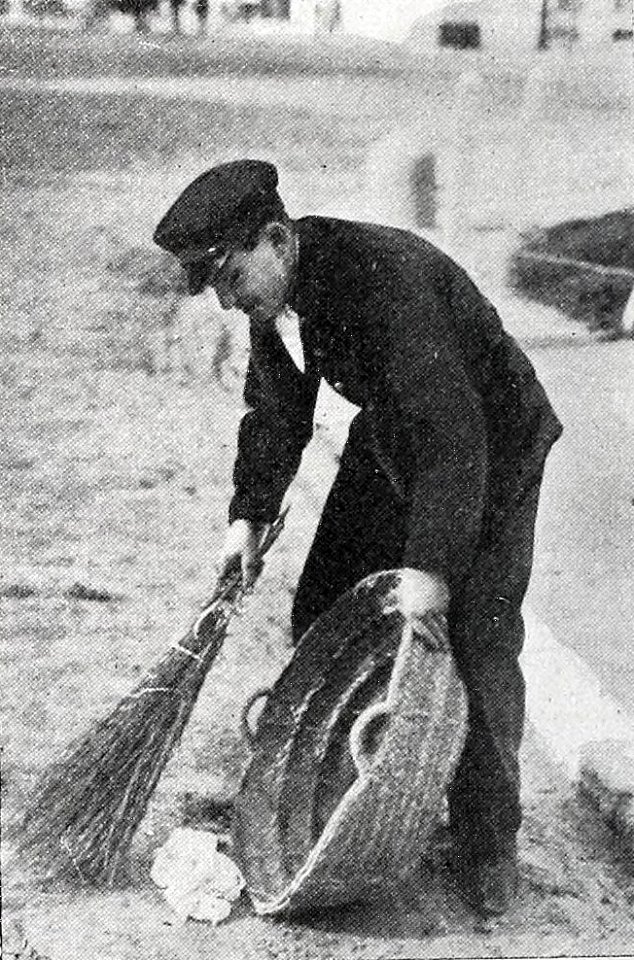 Uno de los golfos vestido de uniforme, por Goñi