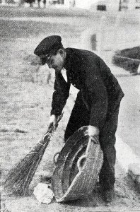 Uno de los golfos vestido de uniforme, por Goñi