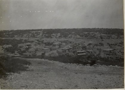 Unterkunftsbaracken und Geschützstellung. Valona-Tal, Anfang Mai 1918. (BildID 15664740)
