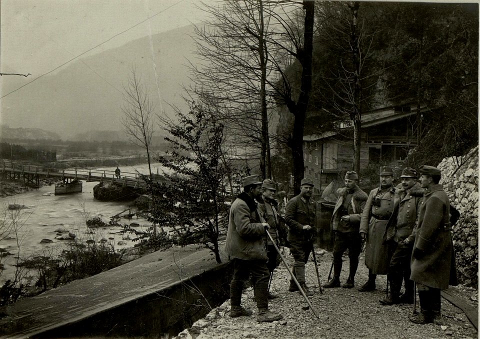 Unterkunft der Reserven des Abschnittes Mjr. SCHMIED am Isonzorido in Tolmein. (BildID 15465740)