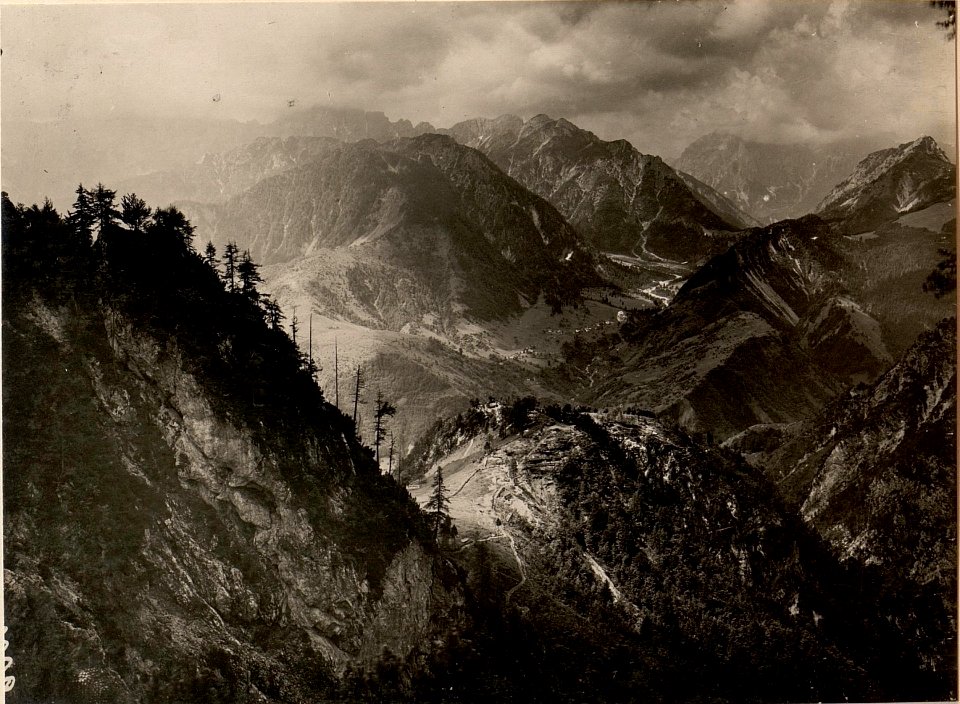 Unsere Stellungen am Skalzerkofel mit Blick in das AUPATAL. aufgenommen am 27. Juni 1916. (BildID 15476735)