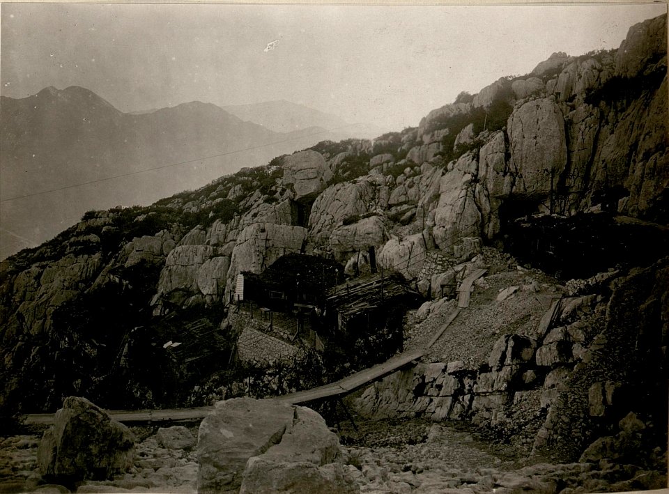 Unterkünfte der Offiziere und Mannschaft des Gruppen-Komdos Rombon. (24-IX.1917.) (BildID 15802344)