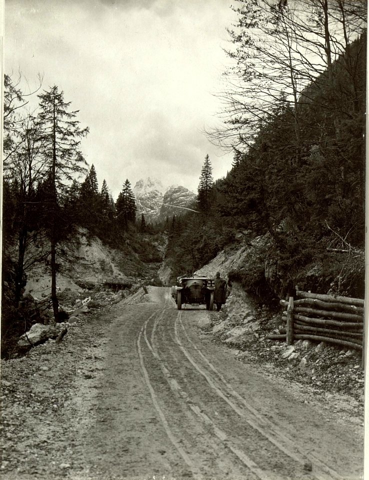 Untere Teil der Strasse im Kaltwassersattel. (BildID 15460755)
