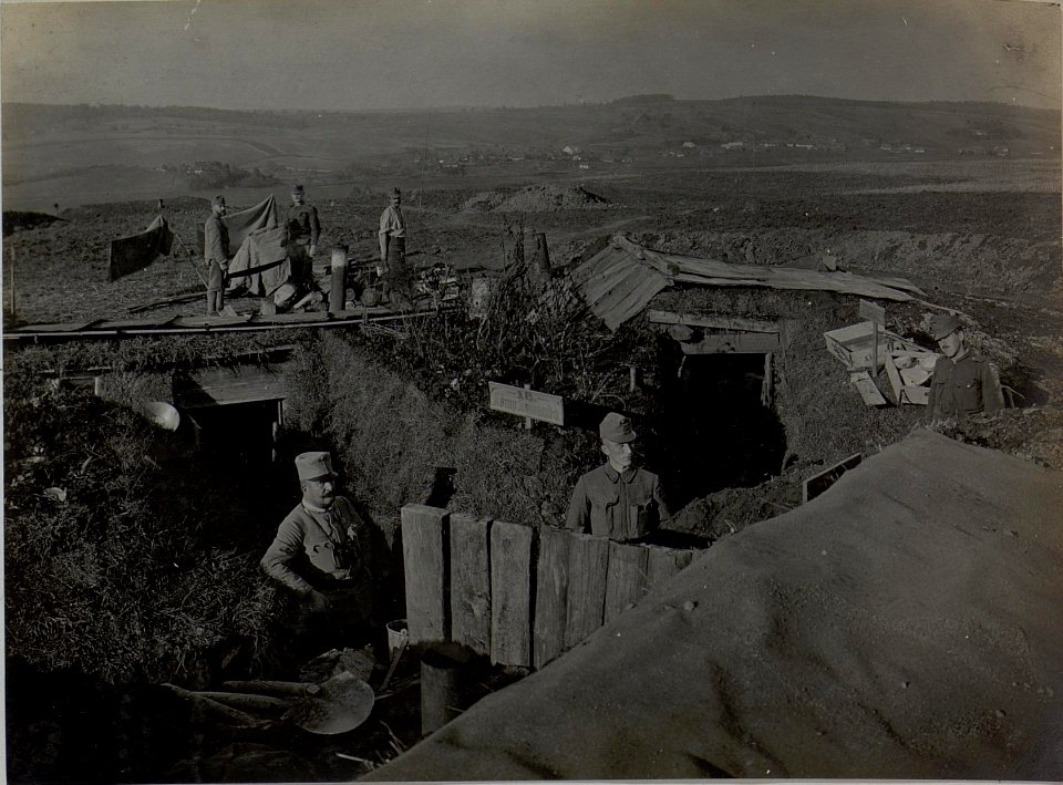 Unterkunft des Kompaniekommandanten Major Gustav Rohn von Rohnau und seines Stabes in der Schwarmlinie südl.Turkowitzy im Abschnitt der 18. Kompanie des 84. Infanterieregimentes (BildID 15442363)