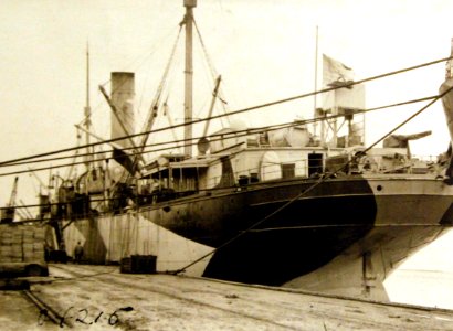 Unloading supplies from USS Ascutney, Russian Intervention, 1918-1920 (28037195395)