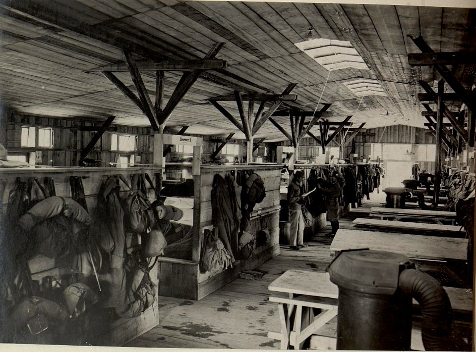 Unterkunftsbaracke des Stabszuges (Innenansicht.) Aufgenommen am 14. Juli 1916. (BildID 15477961)