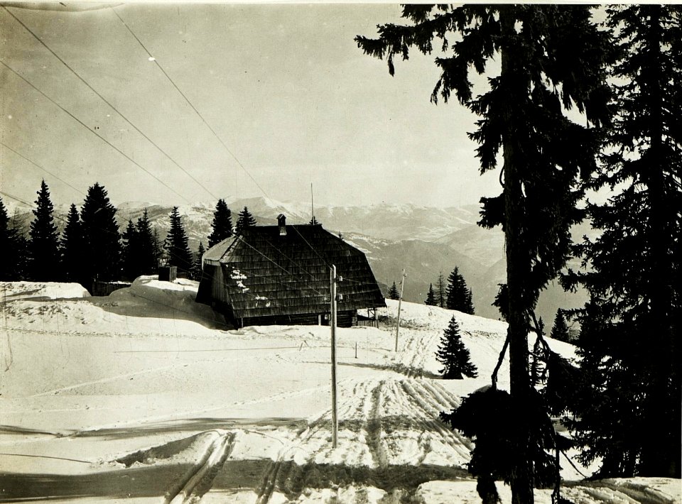 Unterkunftshütte (Skihütte) für Offiziere und Mannschaften der Feldradiostation am Dobratsch. (1660m) 12-3.1917. (BildID 15499343)