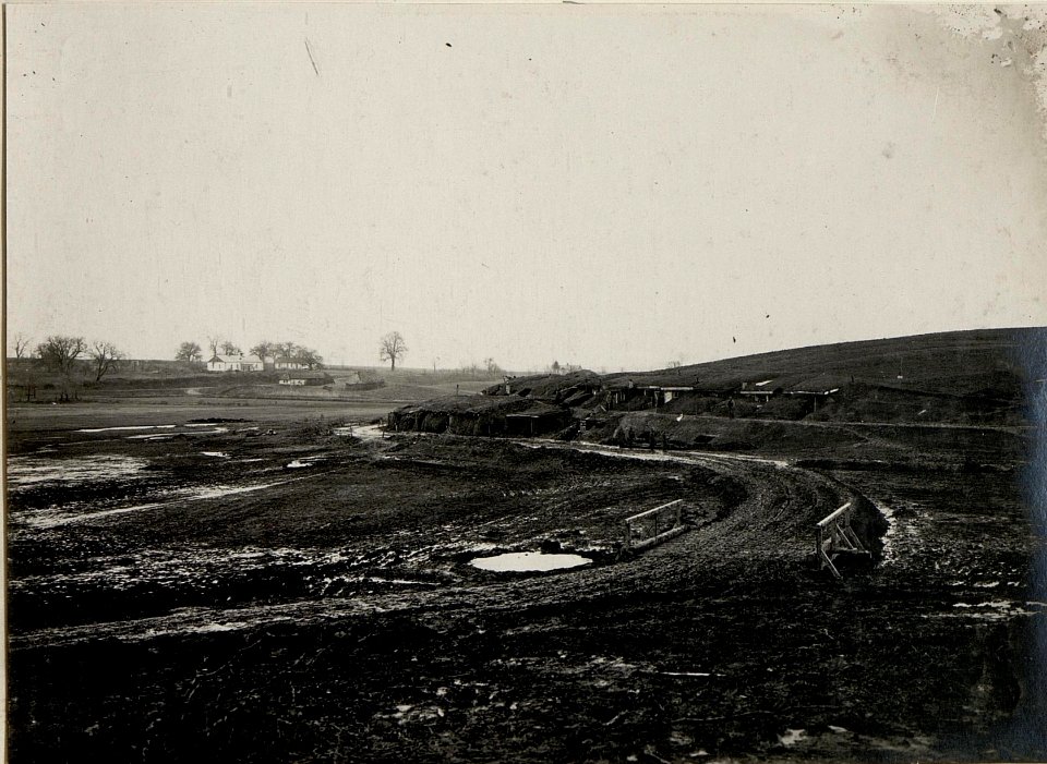 Unterkünfte und Stallungen der sHb Batt.I2 cca. 800 Schritte von Stawiszcze. Im Hintergrunde das 19. Inf.Brig.Kommando im H.H. Stawiszcze. Beider Brücke Einschlag einer schweren russischen 18 cm Grana (BildID 15541042)