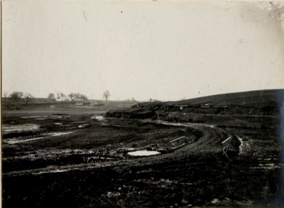 Unterkünfte und Stallungen der sHb Batt.I2 cca. 800 Schritte von Stawiszcze. Im Hintergrunde das 19. Inf.Brig.Kommando im H.H. Stawiszcze. Beider Brücke Einschlag einer schweren russischen 18 cm Grana (BildID 15541042)