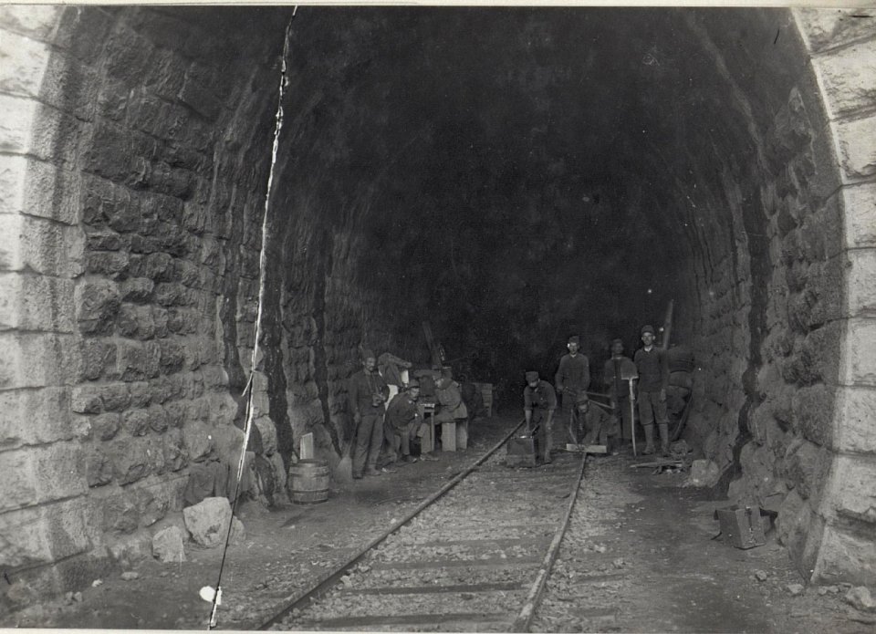 Unterkunft einer Telefonabteilung in einem Tunnel, Isonzofront. (BildID 15604780)