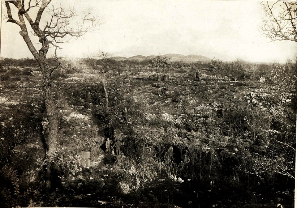 Unterkünfte des Stabes der 28. Infanterietruppendivison in einer Doline bei Kote 235 ca. 4300 m nördlich von Monfalcone, 27.7.1916. (BildID 15594017)