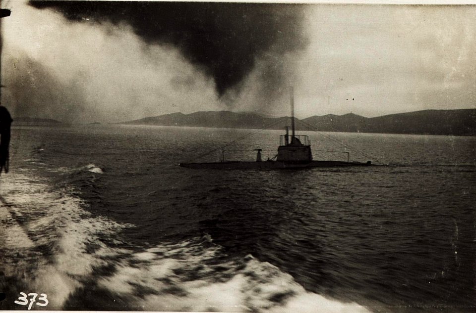 Unterseeboot im Hafen von Theodo. (BildID 15572137)