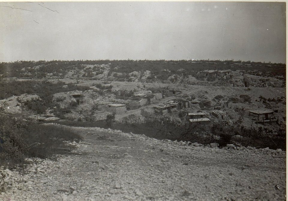 Unterkunftsbaracken und Geschützstellung. Valona-Tal, Anfang Mai 1918. (BildID 15664733)