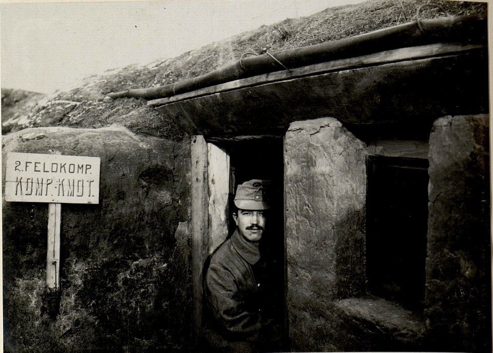 Unterstand eines Kompagnie Kommandanten beim IR.82, südlich PELZA, 30 Schritte hinter dem Schützengraben. Aufgenommen am 10. Dezember 1915. (BildID 15541014)