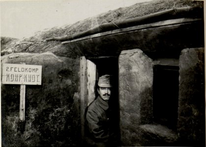 Unterstand eines Kompagnie Kommandanten beim IR.82, südlich PELZA, 30 Schritte hinter dem Schützengraben. Aufgenommen am 10. Dezember 1915. (BildID 15541014)