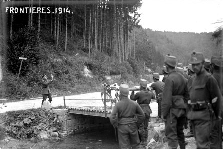 Unteroffizier gibt Erklärungen - CH-BAR - 3236779