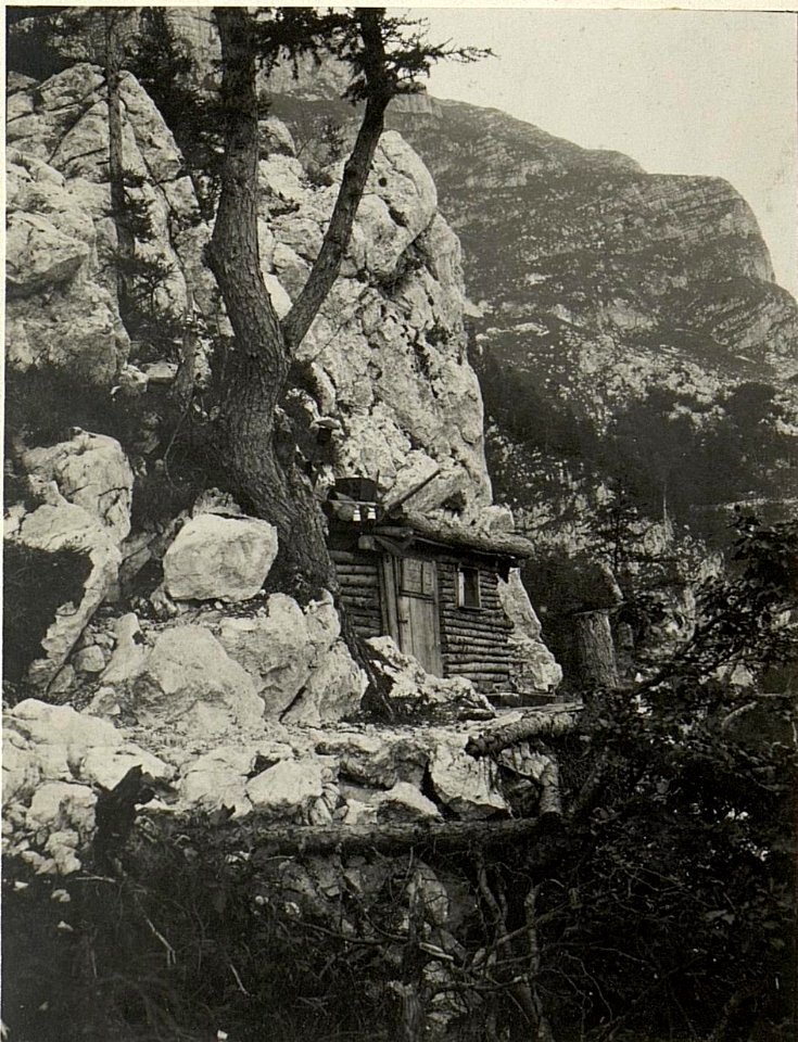Unterstand auf Kote 1313 Rombon. Aufgenommen am 12. Juli 1916. (BildID 15478549)