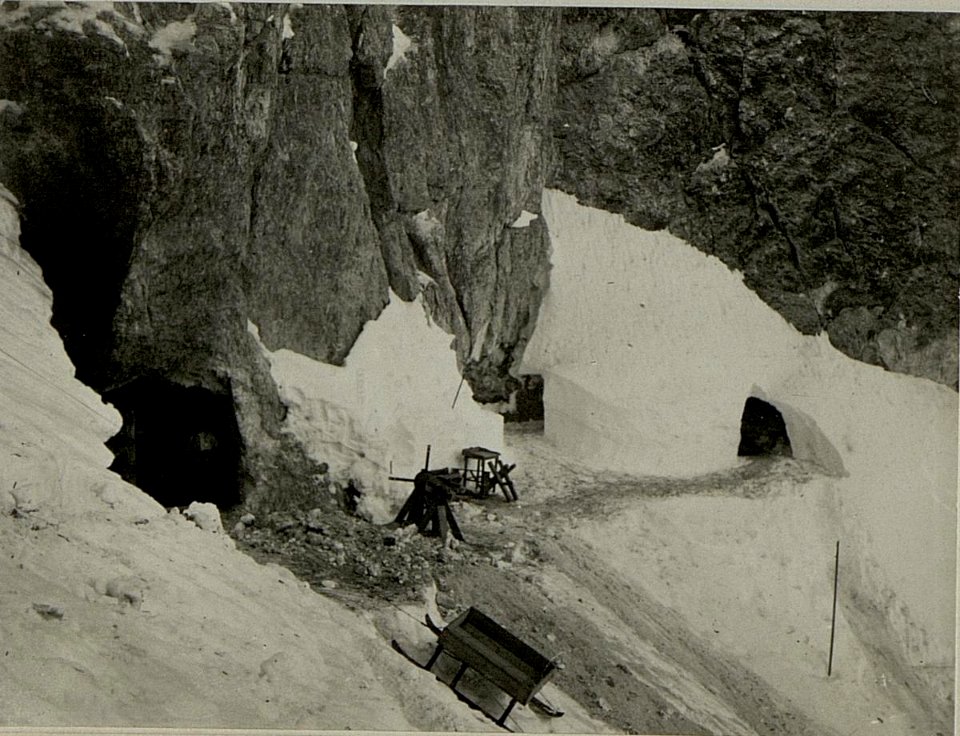 Unterkünfte in einer Felsenhöhle und Aufzug auf der Korscharte. (BildID 15466678)