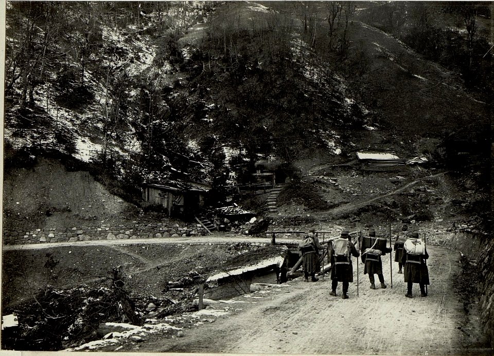 Unterstände an der Plöckenstraße beim Gasthof Eder. (BildID 15465376)