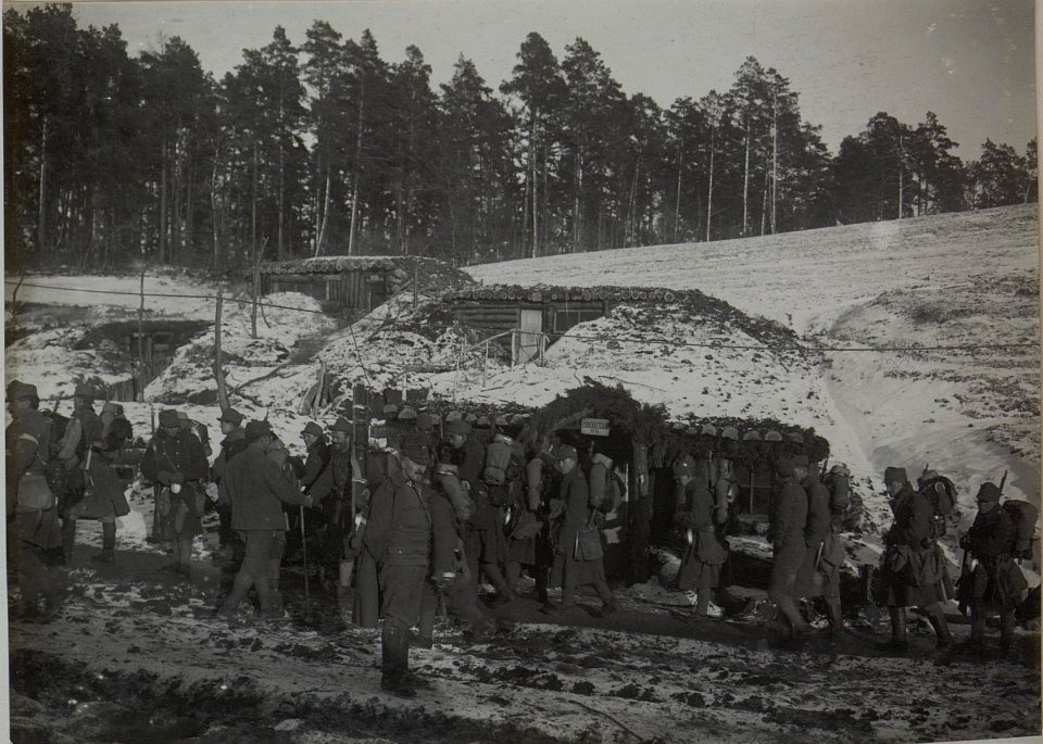 Unterstände und Kompaniekommando der 9.Feldkompanie des Infanterieregiments 4, III.Bataillon bei Kolonie Alexandrowka. Ein neu angekommenes Marschbataillon marschiert eben im Lager ein (BildID 15442587)