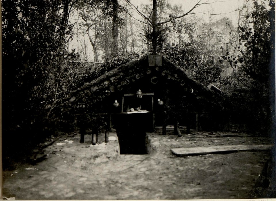 Unterstand des Regimentskommandos des Inf.Rgts.Nro.40 in der Dauerstellung, 6 km östl. Piane Kote 242. Aufgenommen am 11. November 1915. (BildID 15540580)