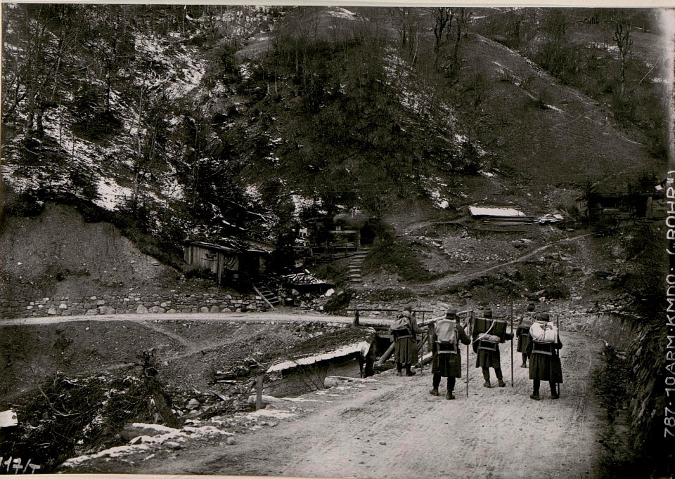 Unterstände an der Plöckenstrasse beim Gasthof Eder. (BildID 15736611)