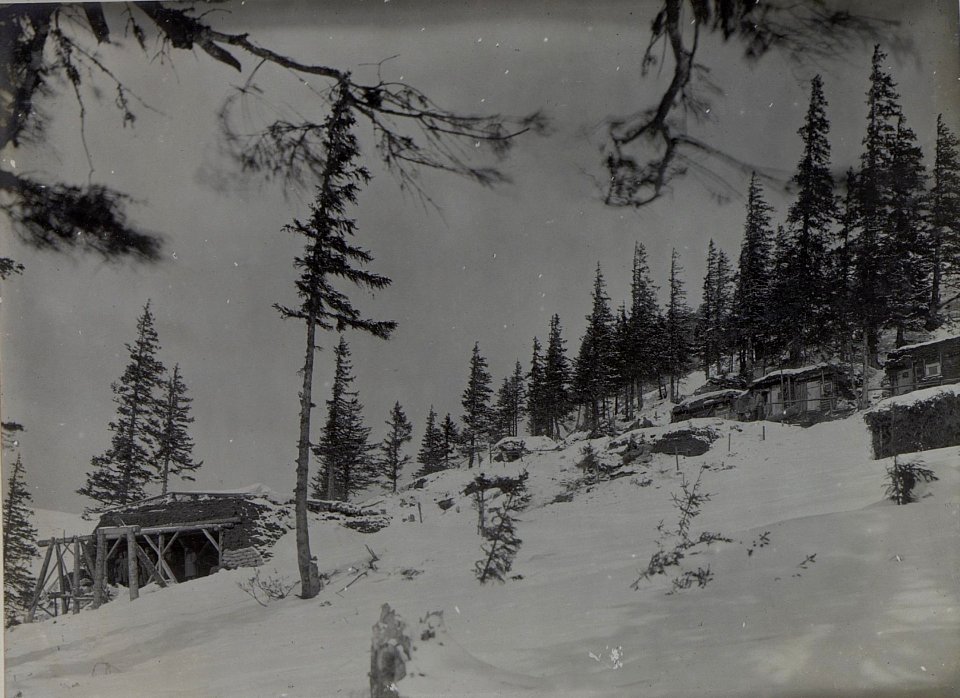 Unterstaände auf der Höhe Cimbroslava vielka links Endstation der Dratseilbahn. (BildID 15450026)