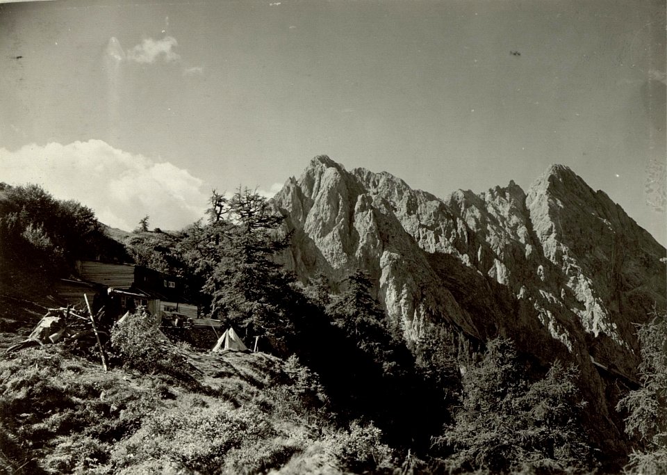 Unterkunftshaus für Offiziere und Mannschaft der Batterie 2-43 am Hinterjoch Mauthneralpe. Aufgenommen, am 23.September 1915. Standpunkt, Hinterjoch. (BildID 15460230)