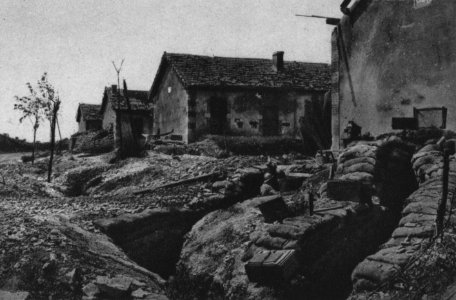 Unterstände und Gräben in den Baracken einer Kaserne bei Verdun