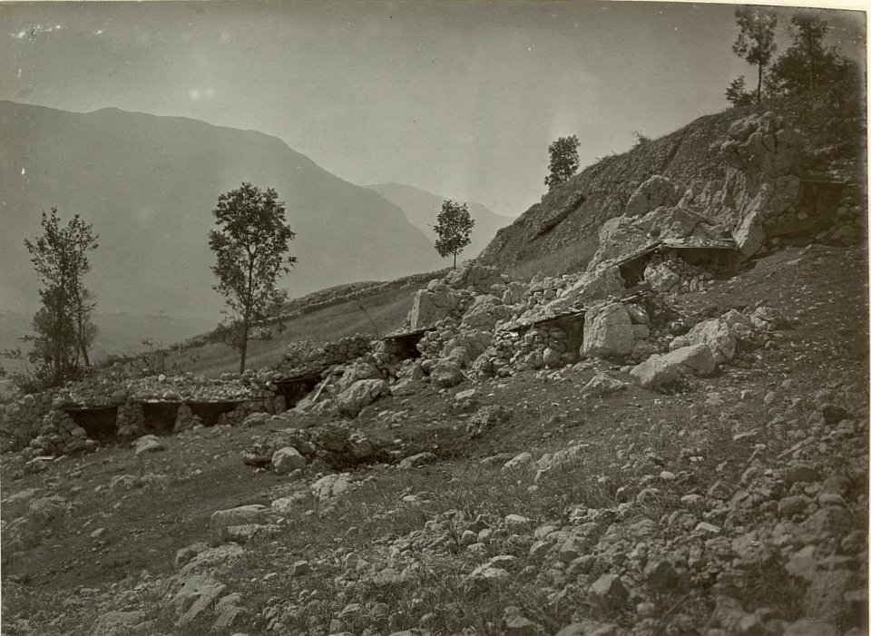 Unterkünfte der Reserven am Rombonhange. (BildID 15460972)