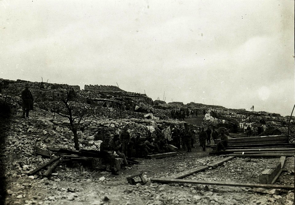 Unterkünfte und Kavernen von Kote 85 zu Kote 121, königlich - ungarisches Landsturmbataillon III-I, 18.3.1916. (BildID 15594172)