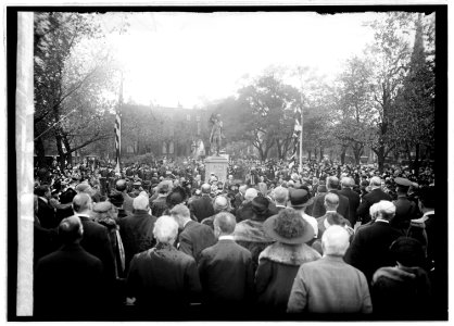 Unveiling Edmund Burke statue, 10-12-22 LCCN2016846774