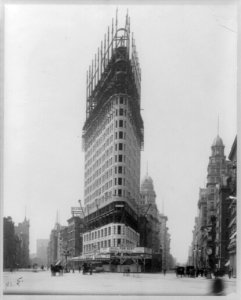 Upper portion of the Flatiron bldg. being constructed LCCN2003677428