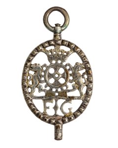 Urnyckel, genombrutet med vapensköld, 1700-tal - Hallwylska museet - 110401