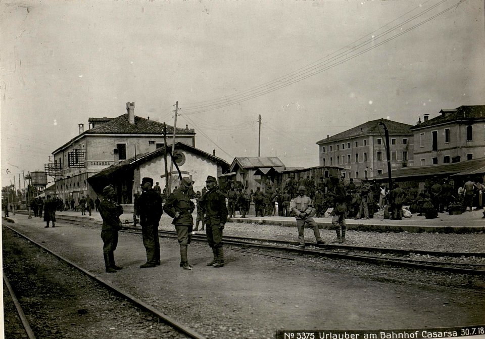 Urlauber am Bahnhof Casarsa 30.7.18. (BildID 15621365)