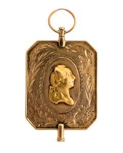 Urnyckel i guld med Gustav IIIs bröstbild i relief, 1770-tal - Hallwylska museet - 110358 photo
