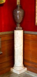 Urna med lock av sten i Vardagssalongen - Hallwylska museet - 107109 photo