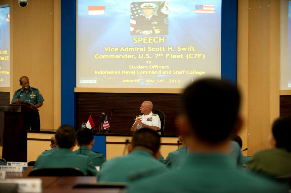 US 7th Fleet commander visits Indonesian navy headquarters and college 120514-N-CZ945-113