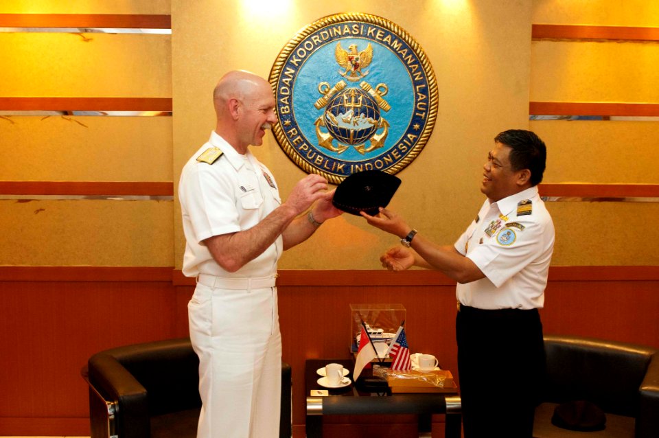 US 7th Fleet commander visits Indonesian navy headquarters and college 120514-N-CZ945-767