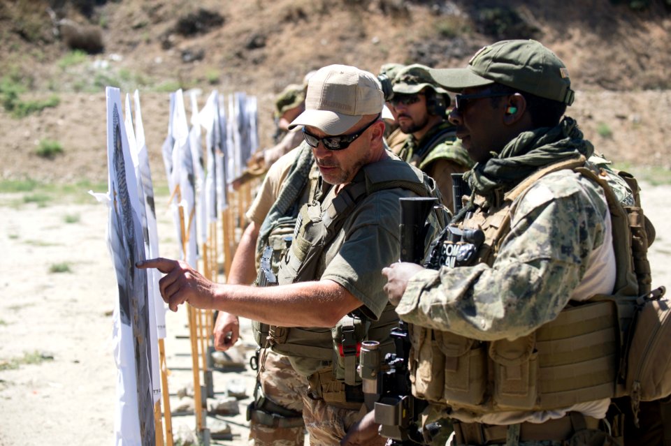 US and Canadian military combat cameramen train in combat tactics 150802-N-MF909-116