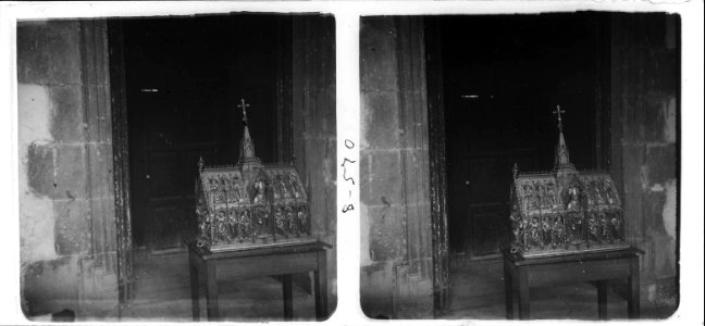 Urna amb relíquies a l ' interior del monestir de Sant Esteve de Banyoles