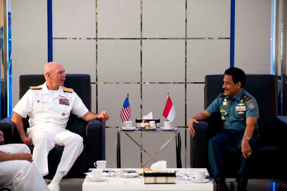 US 7th Fleet commander visits Indonesian navy headquarters and college 120514-N-CZ945-092