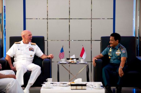 US 7th Fleet commander visits Indonesian navy headquarters and college 120514-N-CZ945-092
