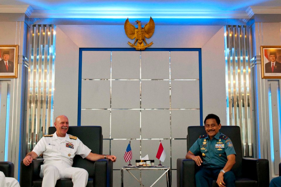 US 7th Fleet commander visits Indonesian navy headquarters and college 120514-N-CZ945-548