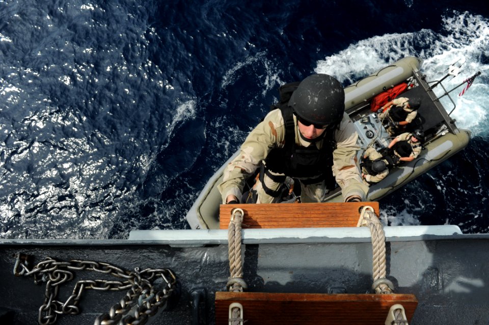 US and Chinese military MIO exercise 130825-N-OM642-078