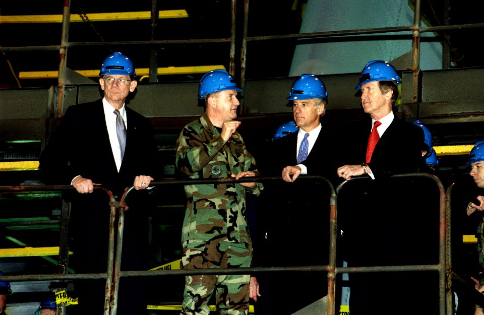 US Air Force Major Ed Thoele discusses C-5 Galaxy maintenance issues in the Isochronal Dock with Mike Castle, Joe Biden, and William Cohen