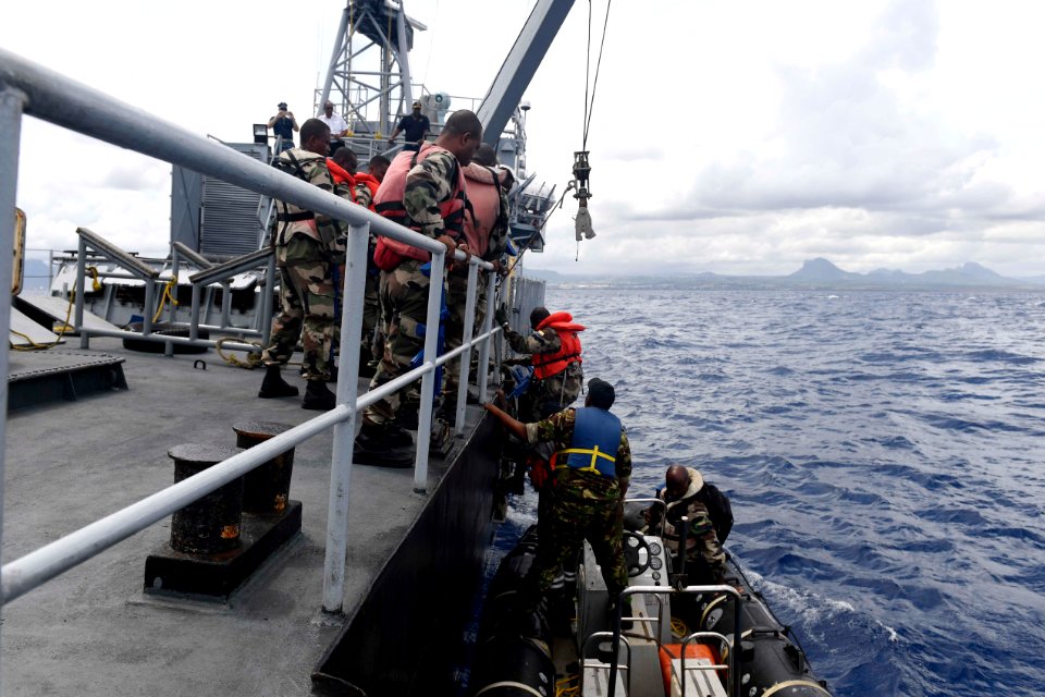 US and Mozambique boarding parties train together (32587689821)