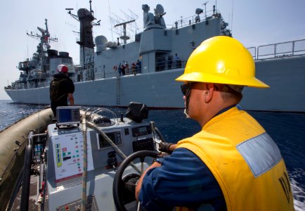 US and Chinese counter piracy exercise 130823-N-PW661-038