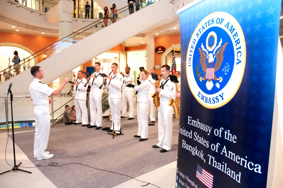 US 7th Fleet band visits mall in Bangkok 120528-N-TC096-666