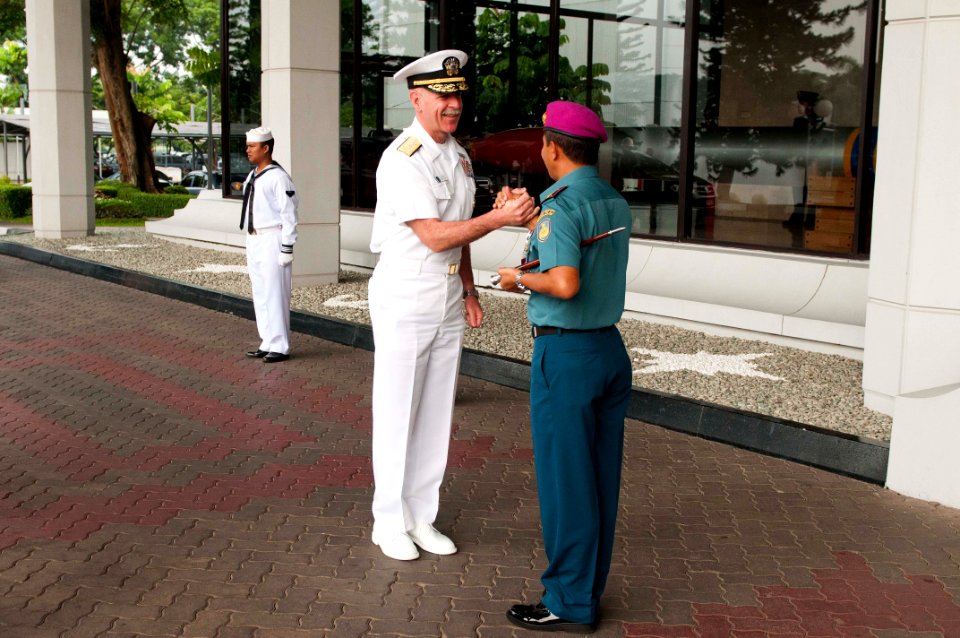 US 7th Fleet commander visits Indonesian navy headquarters and college 120514-N-CZ945-287